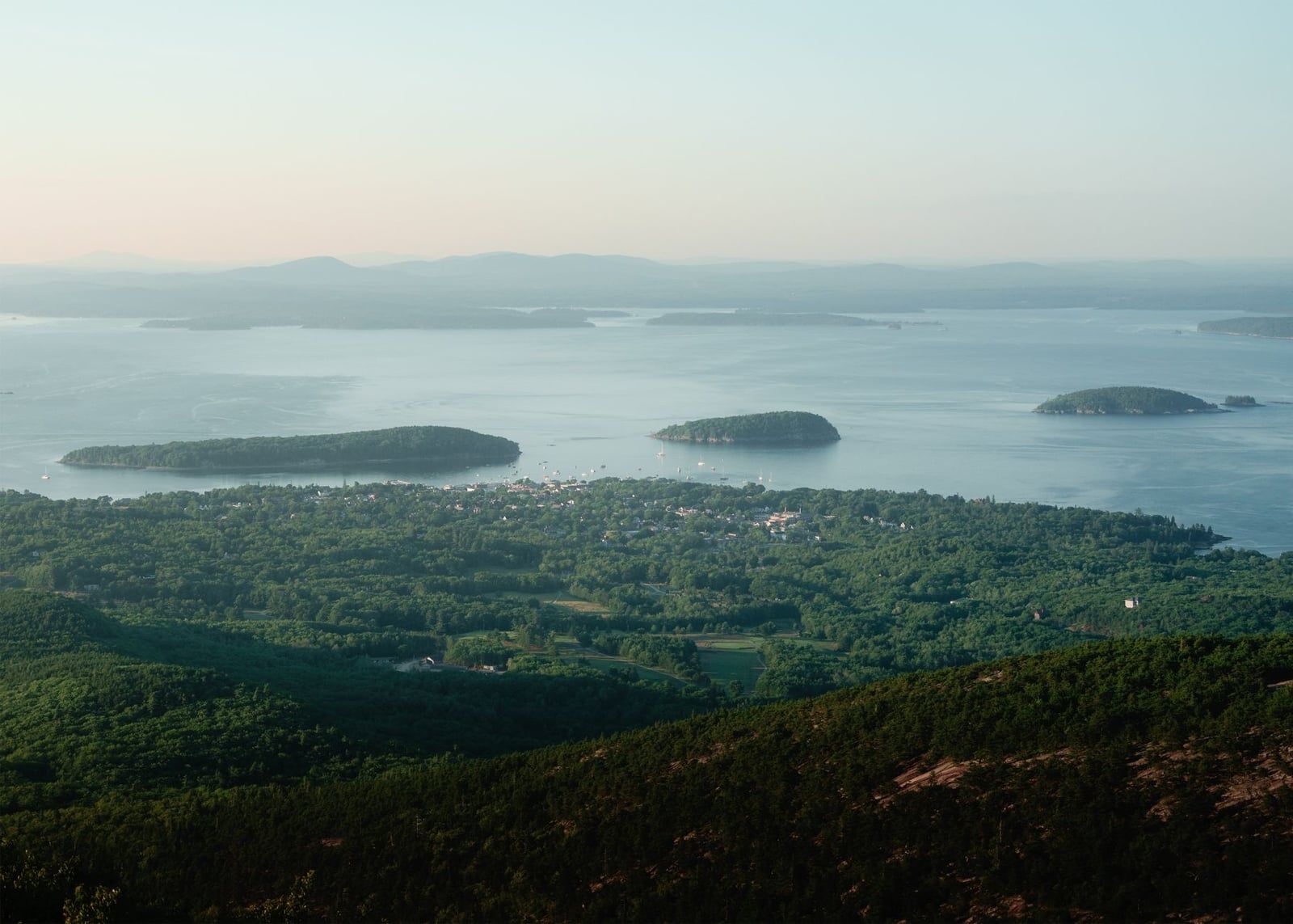 Vista panorámica con vistas al pueblo de Bar Harbor y a las islas Porcupine en Frenchman Bay desde Cadillac Mountain en el Parque Nacional Acadia.