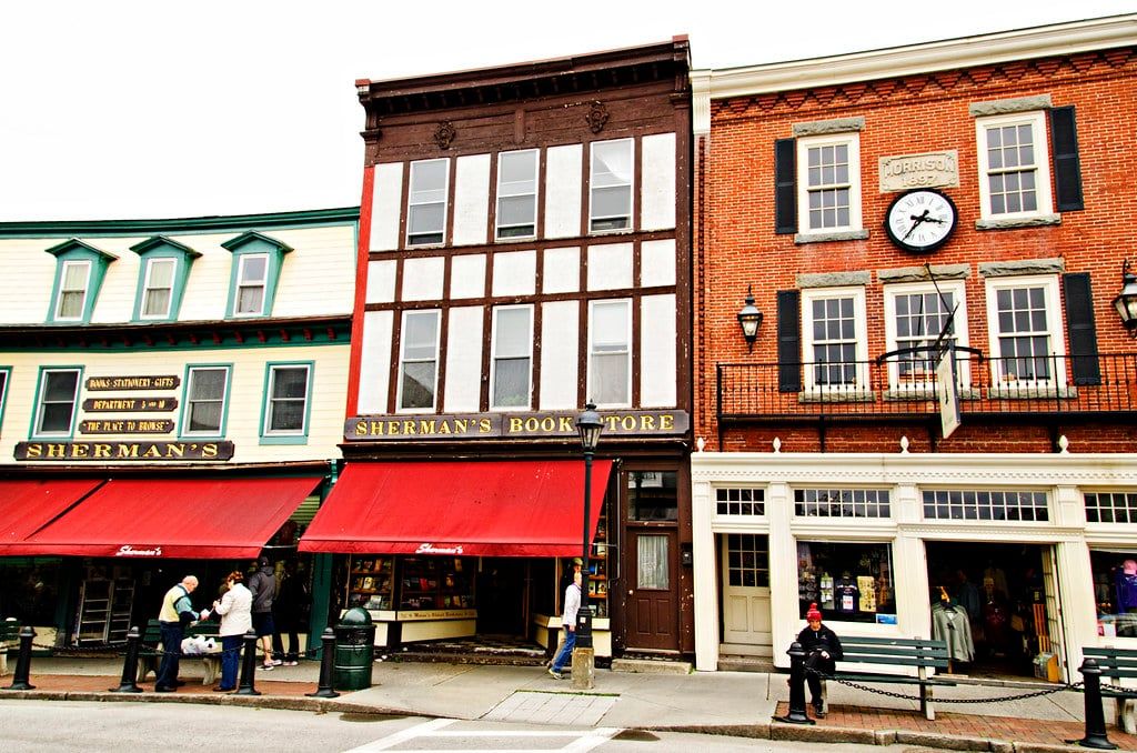 Schaufenster, darunter Sherman's Bookstore, säumen die Main Street in Bar Harbor nahe dem Acadia-Nationalpark.