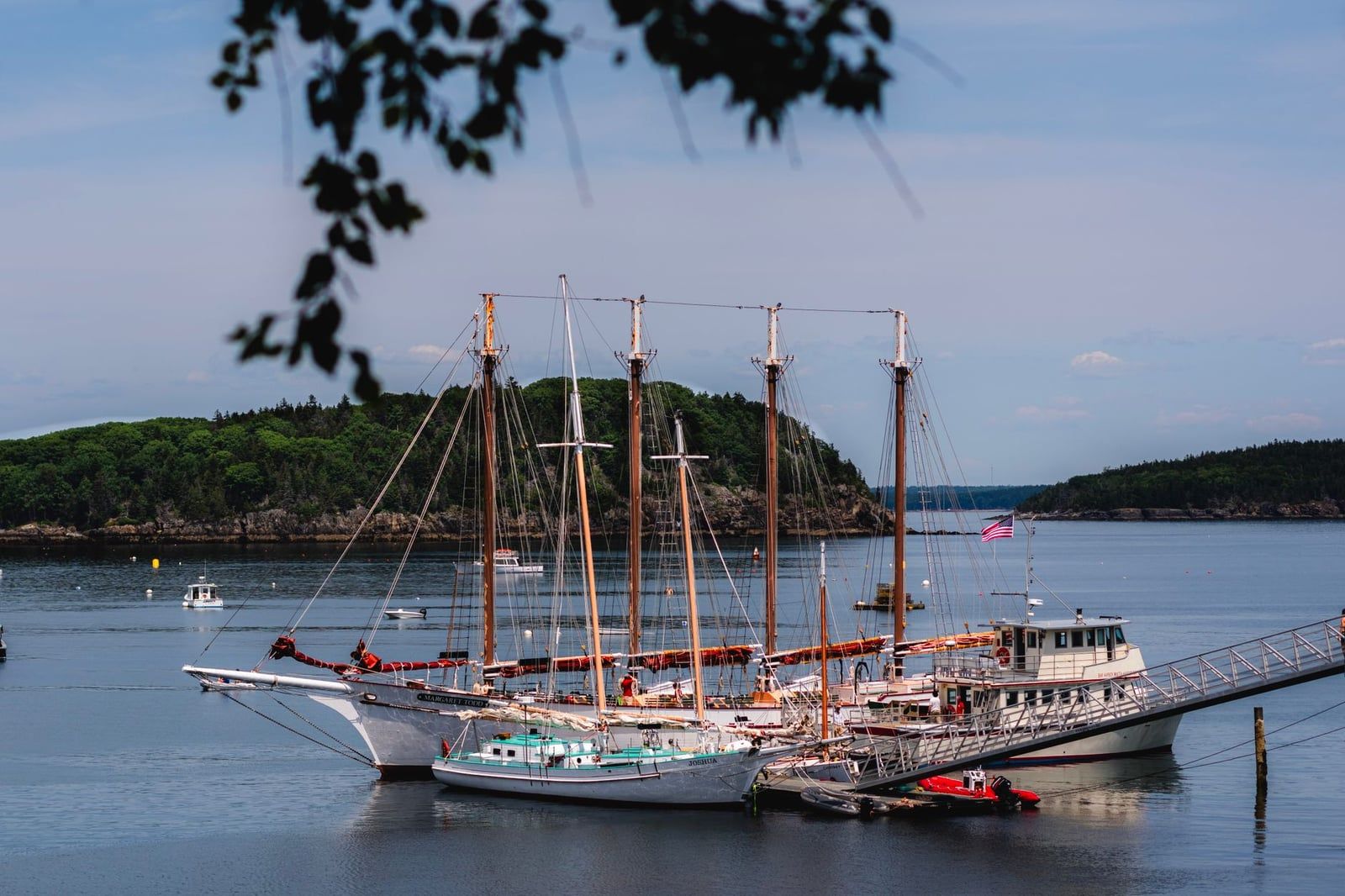 Segelboote, darunter der viermastige Schoner Margaret Todd, legen in der Frenchman Bay nahe dem Acadia-Nationalpark an.